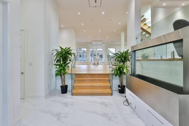 Executive Room In Toronto Next To Yorkdale Shopping Centre ภายนอก รูปภาพ